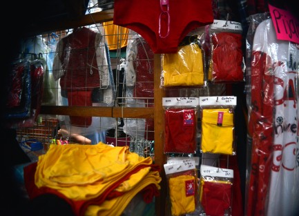 Ya son muy pocas las personas que  siguen la costumbre de ponerse ropa interior de colores. <em> Este año apenas hemos vendido como 50 piezas</em>. comenta doña Gloria, locataria de un mercado.