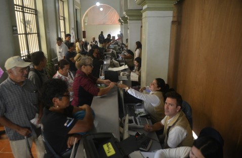Sin poder utilizar el patio central debido a los trabajos en el domo de palacio municipal, comenzó el cobro del impuesto predial en Ayuntamiento de Xalapa. 