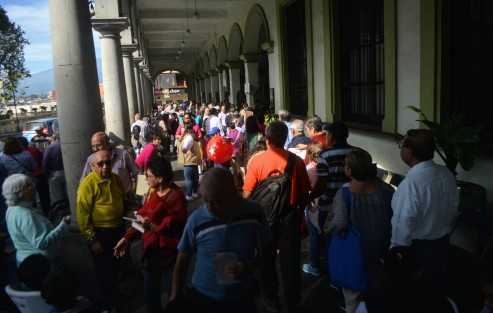 Los ciudadanos tienen que hacer cola en la parte de afuera, lo que hace ver que hay mucha gente, pero en realidad son menos personas que otros años. 