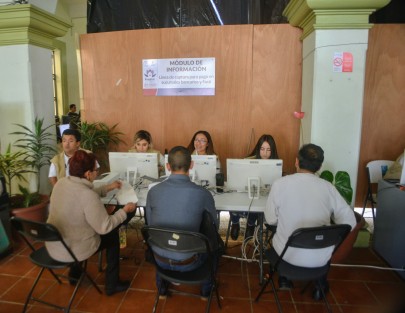 Desde temprana hora xalapeños acudieron a realizar su pago de impuesto predial, el cual este año nuevamente se puede realizar en línea. Aunque largas filas se forman en el exterior del Palacio Municipal, la afluencia es menor que en otros años, sólo que el patio central no se está utilizando y todos deben esperar su turno afuera del edificio.  