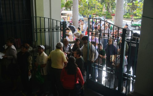 Desde temprana hora xalapeños acudieron a realizar su pago de impuesto predial, el cual este año nuevamente se puede realizar en línea. Aunque largas filas se forman en el exterior del Palacio Municipal, la afluencia es menor que en otros años, sólo que el patio central no se está utilizando y todos deben esperar su turno afuera del edificio.  