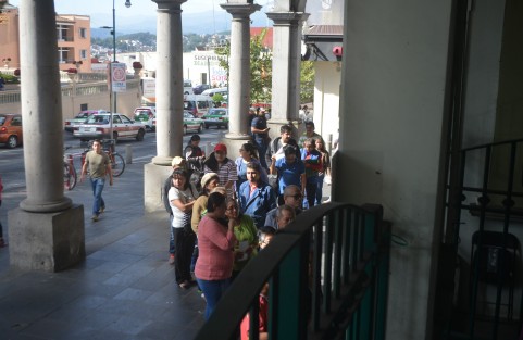 Desde temprana hora xalapeños acudieron a realizar su pago de impuesto predial, el cual este año nuevamente se puede realizar en línea. Aunque largas filas se forman en el exterior del Palacio Municipal, la afluencia es menor que en otros años, sólo que el patio central no se está utilizando y todos deben esperar su turno afuera del edificio.  