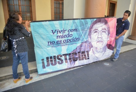 Jorge Sánchez, hijo del periodista y director del diario <em>La Unión</em> de Medellín de Bravo, Moisés Sánchez Cerezo, y su esposa María Ordóñez Gómez, recordaron y protestaron afuera del Palacio de Gobierno, ya que a 5 años del homicidio no ha habido justicia en este caso.  
