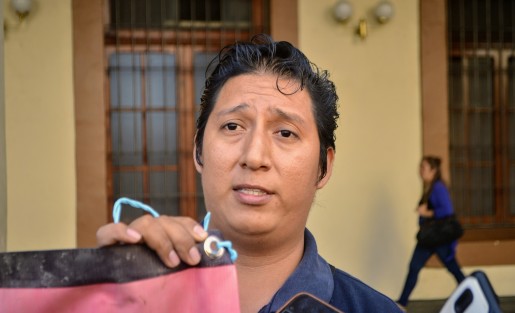 Jorge Sánchez, hijo del periodista y director del diario <em>La Unión</em> de Medellín de Bravo, Moisés Sánchez Cerezo, y su esposa María Ordóñez Gómez, recordaron y protestaron afuera del Palacio de Gobierno, ya que a 5 años del homicidio no ha habido justicia en este caso.  