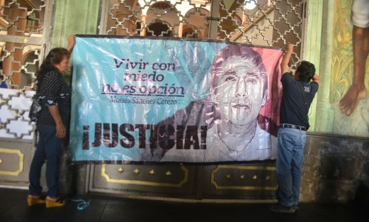 Jorge Sánchez, hijo del periodista y director del diario <em>La Unión</em> de Medellín de Bravo, Moisés Sánchez Cerezo, y su esposa María Ordóñez Gómez, recordaron y protestaron afuera del Palacio de Gobierno, ya que a 5 años del homicidio no ha habido justicia en este caso.  