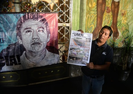Jorge Sánchez, hijo del periodista y director del diario <em>La Unión</em> de Medellín de Bravo, Moisés Sánchez Cerezo, y su esposa María Ordóñez Gómez, recordaron y protestaron afuera del Palacio de Gobierno, ya que a 5 años del homicidio no ha habido justicia en este caso.  