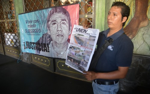 Jorge Sánchez, hijo del periodista y director del diario <em>La Unión</em> de Medellín de Bravo, Moisés Sánchez Cerezo, y su esposa María Ordóñez Gómez, recordaron y protestaron afuera del Palacio de Gobierno, ya que a 5 años del homicidio no ha habido justicia en este caso.  