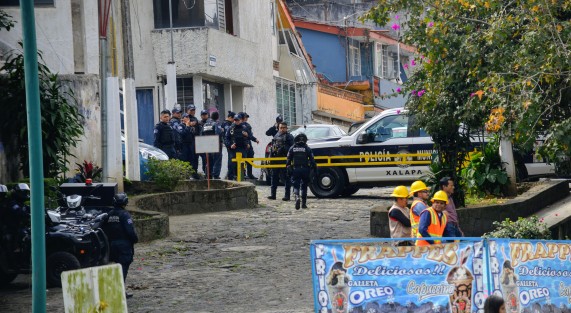 Acompañados por policías municipales, personal de la Subdireccion de Comercio y de Alumbrado Público del Ayuntamiento de Xalapa, realizó un operativo para desconectar a los locatarios ubicados en  Los Lagos del Dique que por años se robaban la luz.


