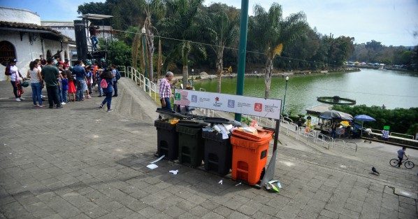 Con botes llenos de basura se reciben a los pocos visitantes a la ciudad de Xalapa.
