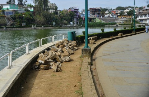 También en la zona de Los Lagos se realiza la introducción de drenaje para las instalaciones de la UV, incluida  la Casa del Lago. la pregunta entonces depositaban sus aguas negras.