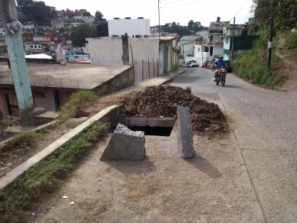 Trabajadores de CMAS dejaron abierta esta reparación de fuga fea de agua desde hace más de una semana, sobre la calle prolongación Villahermosa. Peatones y automovilistas que pasan por ahí se quejan porque ocupa un carril de dicha calle.  