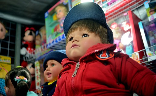 Comerciantes comentan que las  ventas han sido menores a otros años, esto, a decir de Paola, quien vende las muñecas clásicas Geli,  dice que esto se debe a que los niños piden celulares y tabletas, y lo peor es que mucha gente ya realiza sus compras por internet. 