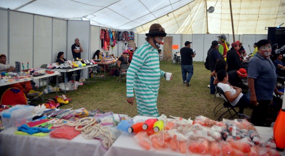 Para atraer al público, esta vez los organizadores incluyeron una convención de payasos, donde la gente puede aprender malabares, hacer magia y ver rutinas de algunos  payasos.  