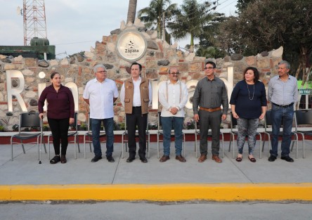 Al supervisar e inaugurar obras en Chavarrillo y Rinconada, el gobernador Cuitláhuac García señaló que la Cuarta Transformación cumple con quienes menos tienen, mediante la construcción de mejores carreteras que favorecen el desarrollo regional.