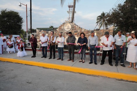 Al supervisar e inaugurar obras en Chavarrillo y Rinconada, el gobernador Cuitláhuac García señaló que la Cuarta Transformación cumple con quienes menos tienen, mediante la construcción de mejores carreteras que favorecen el desarrollo regional.