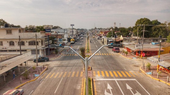 El Gobernador Cuitláhuac García inauguró, junto con autoridades municipales, la remodelación del bulevar Independencia en la localidad de Rinconada, consistente en la rehabilitación del camellón central, el establecimiento de reductores de velocidad, cruces peatonales seguros, banquetas de concreto hidráulico y la instalación de 47 luminarias en un kilómetro de longitud. 