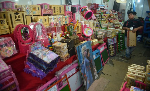 Comerciantes de la Feria del Juguete instalada en el Deportivo Ferrocarrilero invitan a los Reyes Magos a acudir a surtir las cartitas con ellos, ya que su situación es difícil y podría ser ésta la última vez que se instalen. 