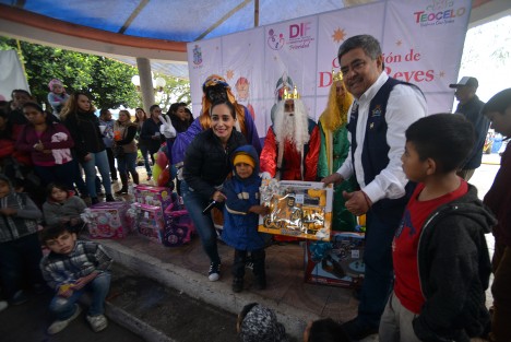  El alcalde de Teocelo, Mario A. Chama Díaz,  acompañó a la presidenta del DIF Municipal, Mara Yamileth Chama Villa, y encabezaron la celebración de Día de Reyes que se llevó a cabo en la explanada del palacio municipal. 