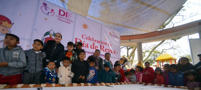  El alcalde de Teocelo, Mario A. Chama Díaz,  acompañó a la presidenta del DIF Municipal, Mara Yamileth Chama Villa, y encabezaron la celebración de Día de Reyes que se llevó a cabo en la explanada del palacio municipal. 