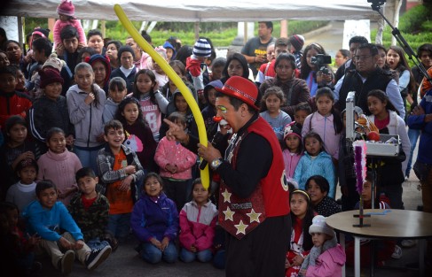  El alcalde de Teocelo, Mario A. Chama Díaz,  acompañó a la presidenta del DIF Municipal, Mara Yamileth Chama Villa, y encabezaron la celebración de Día de Reyes que se llevó a cabo en la explanada del palacio municipal. 