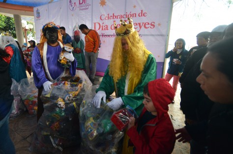 Cientos de niños de este municipio disfrutaron del show infantil, rosca de reyes, juguetes, rifas, juegos mecánicos y más.