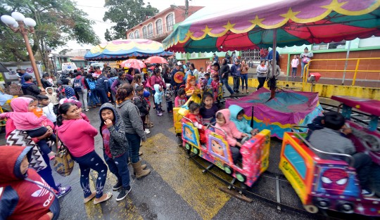 Cientos de niños de este municipio disfrutaron del show infantil, rosca de reyes, juguetes, rifas, juegos mecánicos y más.