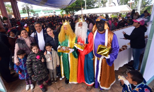Cientos de niños de este municipio disfrutaron del show infantil, rosca de reyes, juguetes, rifas, juegos mecánicos y más.