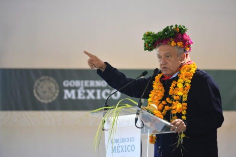 Este domingo, el presidente Andrés Manuel López Obrador se comprometió a apoyar la reconstrucción del circuito carretero que comunica la Sierra de Huayacocotla, preferentemente con concreto hidráulico, mediante el sistema de mano de obra local para generar empleo y economía en la región. 