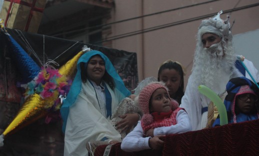 Organizada por las parroquias del Decanato Poniente de la Arquidiócesis de Xalapa, la Cabalgata de los 3 Reyes Magos recorrió varias calles de Xalapa, regalando pelotas y dulces a su paso.  