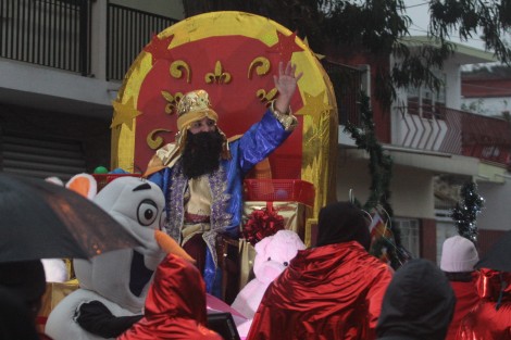 Organizada por las parroquias del Decanato Poniente de la Arquidiócesis de Xalapa, la Cabalgata de los 3 Reyes Magos recorrió varias calles de Xalapa, regalando pelotas y dulces a su paso.  