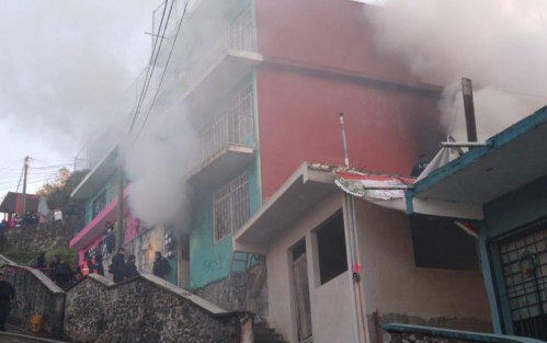  La mañana de este lunes una joven mujer falleció luego de que se incendiara su vivienda, en la colonia Porvenir de la ciudad de Xalapa; autoridades y cuerpos de rescate arribaron al lugar.