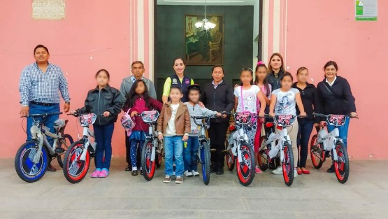 La Presidenta del Sistema Municipal DIF, Mara Chama Villa; el alcalde de Teocelo Mario Antonio Chama Díaz y Ramsés Chama Villa, hicieron posible que el día de hoy siete pequeños recibieran sus bicicletas; premio del que fueron ganadores en la rifa de la Celebración de Reyes.  