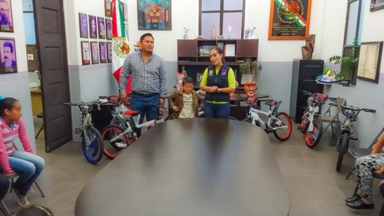 Contentos y entusiasmados recibieron su bicicleta en el palacio municipal de manos de la Presidenta del DIF, Mara Chama Villa, acompañada por el Tesorero del Ayuntamiento, Juan José Chávez Hernández y el pequeño Mateo.