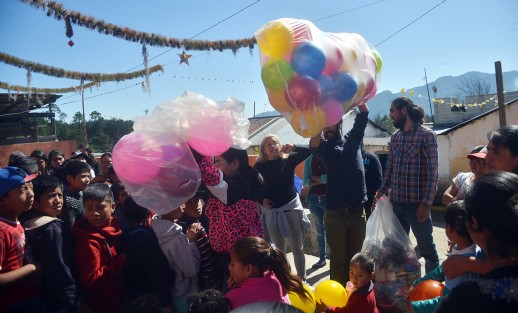 Ayahualulco Ver.- Moises Hernández, Iker Maldonado, Adrian Cabrera, Carmen Maldonado, Eva Lizeht y Citlally Hernández  se dieron a la tarea de recolectar juguetes entre amigos, ciudadanos y donantes en la ciudad de Xalapa; los cuales fueron llevados y repartidos en las comunidades de Naranjitos, Cruz Verde, Calzontepec y Potrero pertenecientes a este municipio. 
