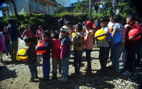 Ayahualulco Ver.- Moises Hernández, Iker Maldonado, Adrian Cabrera, Carmen Maldonado, Eva Lizeht y Citlally Hernández  se dieron a la tarea de recolectar juguetes entre amigos, ciudadanos y donantes en la ciudad de Xalapa; los cuales fueron llevados y repartidos en las comunidades de Naranjitos, Cruz Verde, Calzontepec y Potrero pertenecientes a este municipio. 