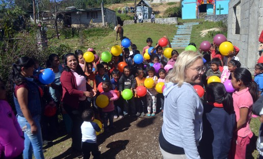 Ayahualulco Ver.- Moises Hernández, Iker Maldonado, Adrian Cabrera, Carmen Maldonado, Eva Lizeht y Citlally Hernández  se dieron a la tarea de recolectar juguetes entre amigos, ciudadanos y donantes en la ciudad de Xalapa; los cuales fueron llevados y repartidos en las comunidades de Naranjitos, Cruz Verde, Calzontepec y Potrero pertenecientes a este municipio. 
