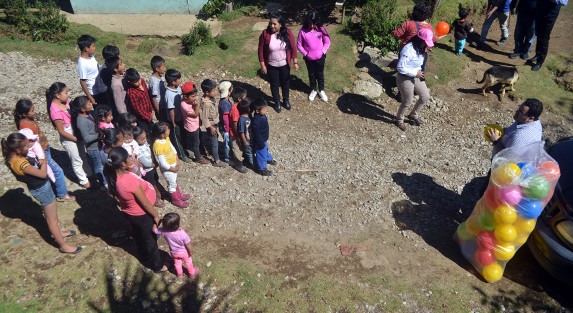 Gracias a la logística implementada por la Presidenta del DIF municipal de Ayahualulco Rosa Angela Pérez Galicia y de la directora Jareth Alejandra Aguilar Jerónimo muchos niños de las faldas del cofre de Perote pudieron celebrar su día de Reyes. 