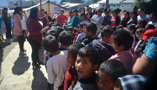 Gracias a la logística implementada por la Presidenta del DIF municipal de Ayahualulco Rosa Angela Pérez Galicia y de la directora Jareth Alejandra Aguilar Jerónimo muchos niños de las faldas del cofre de Perote pudieron celebrar su día de Reyes. 