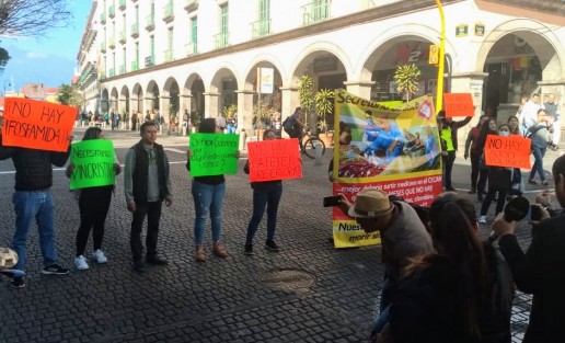 Familiares de niños con cáncer  se manifestaron en las puertas del CECAN para luego marchar con pancartas hacia el centro de la capital , cerrando por algunos minutos de manera intermitente la calle Enríquez, en demanda del abasto de medicamentos oncológicos en ese hospital.
