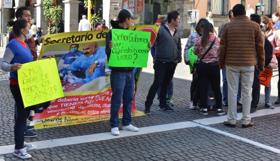 Familiares de niños con cáncer  se manifestaron en las puertas del CECAN para luego marchar con pancartas hacia el centro de la capital , cerrando por algunos minutos de manera intermitente la calle Enríquez, en demanda del abasto de medicamentos oncológicos en ese hospital.