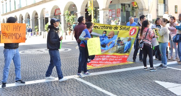Familiares de niños con cáncer  se manifestaron en las puertas del CECAN para luego marchar con pancartas hacia el centro de la capital , cerrando por algunos minutos de manera intermitente la calle Enríquez, en demanda del abasto de medicamentos oncológicos en ese hospital.