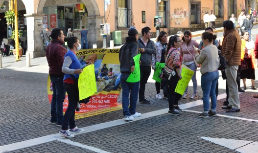 Familiares de niños con cáncer  se manifestaron en las puertas del CECAN para luego marchar con pancartas hacia el centro de la capital , cerrando por algunos minutos de manera intermitente la calle Enríquez, en demanda del abasto de medicamentos oncológicos en ese hospital.