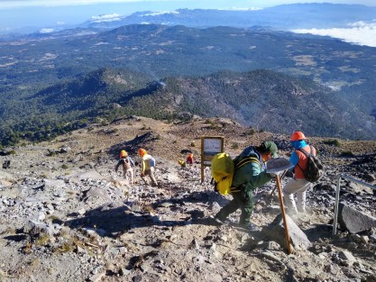  El Centro de Mando Único (CMU) de PC informó de acuerdo al reporte emitido a las 11 horas, un 90 por ciento del incendio forestal en el paraje Laguna Seca del predio Parque Nacional Cofre de Perote, en la localidad de Tembladeras del municipio de Xico, ha sido controlado; además de extinguirse un 50 por ciento en el área de bosque de pino.

