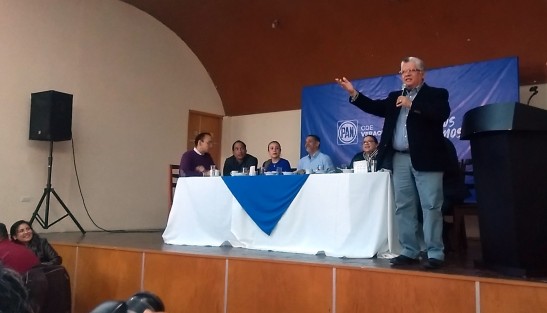 Joaquín Guzmán Avilés, dirigente estatal del PAN, en compañía de diputados locales convivió  con algunos representantes de medios de información, a quienes agradeció su apoyo y reconoció su labor informativa. 