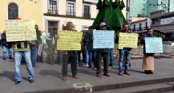 Cafeticultores de varias organizaciones se manifestaron en plaza Lerdo por los bajos precios del café y la falta de cumplimiento de los programas Bienestar del gobierno Federal, ya que dicen sólo se entregaron 750 millones de los 1250 que debía entregar.