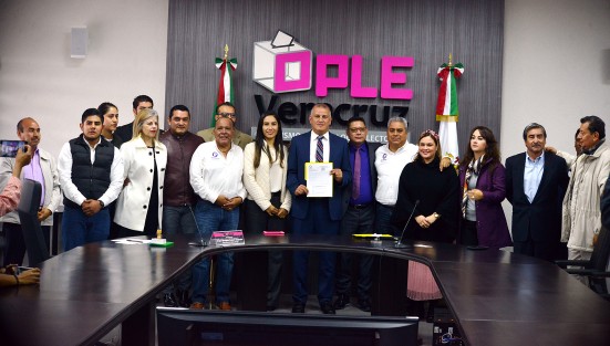 Francisco Garrido Sánchez,  presidente de la Asociación Civil Podemos, presentó la solicitud de registro como partido político local de esta organización ante el OPLE. 