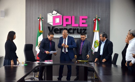 Francisco Garrido Sánchez,  presidente de la Asociación Civil Podemos, presentó la solicitud de registro como partido político local de esta organización ante el OPLE. 