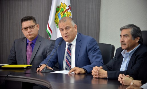 Francisco Garrido Sánchez,  presidente de la Asociación Civil Podemos, presentó la solicitud de registro como partido político local de esta organización ante el OPLE. 