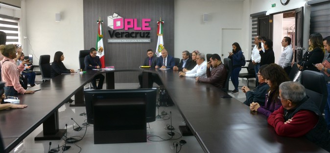 Francisco Garrido Sánchez,  presidente de la Asociación Civil Podemos, presentó la solicitud de registro como partido político local de esta organización ante el OPLE.