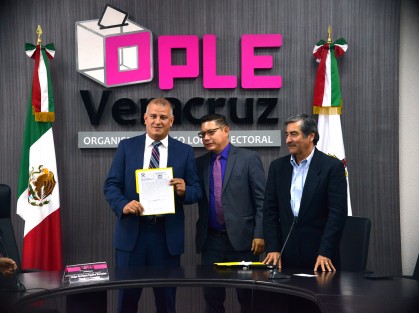 Francisco Garrido Sánchez,  presidente de la Asociación Civil Podemos, presentó la solicitud de registro como partido político local de esta organización ante el OPLE.